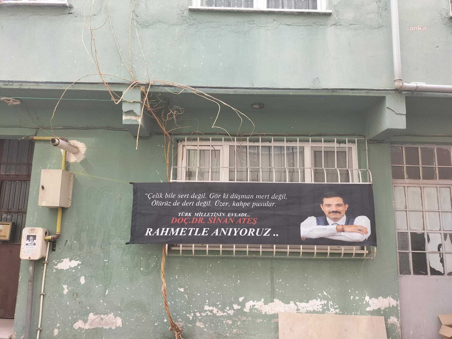 Meral Akşener, Sinan Ateş’in Ailesini Ziyaret Etti İYİ Parti Genel Başkanı Meral Akşener, silahlı saldırı sonucu öldürülen