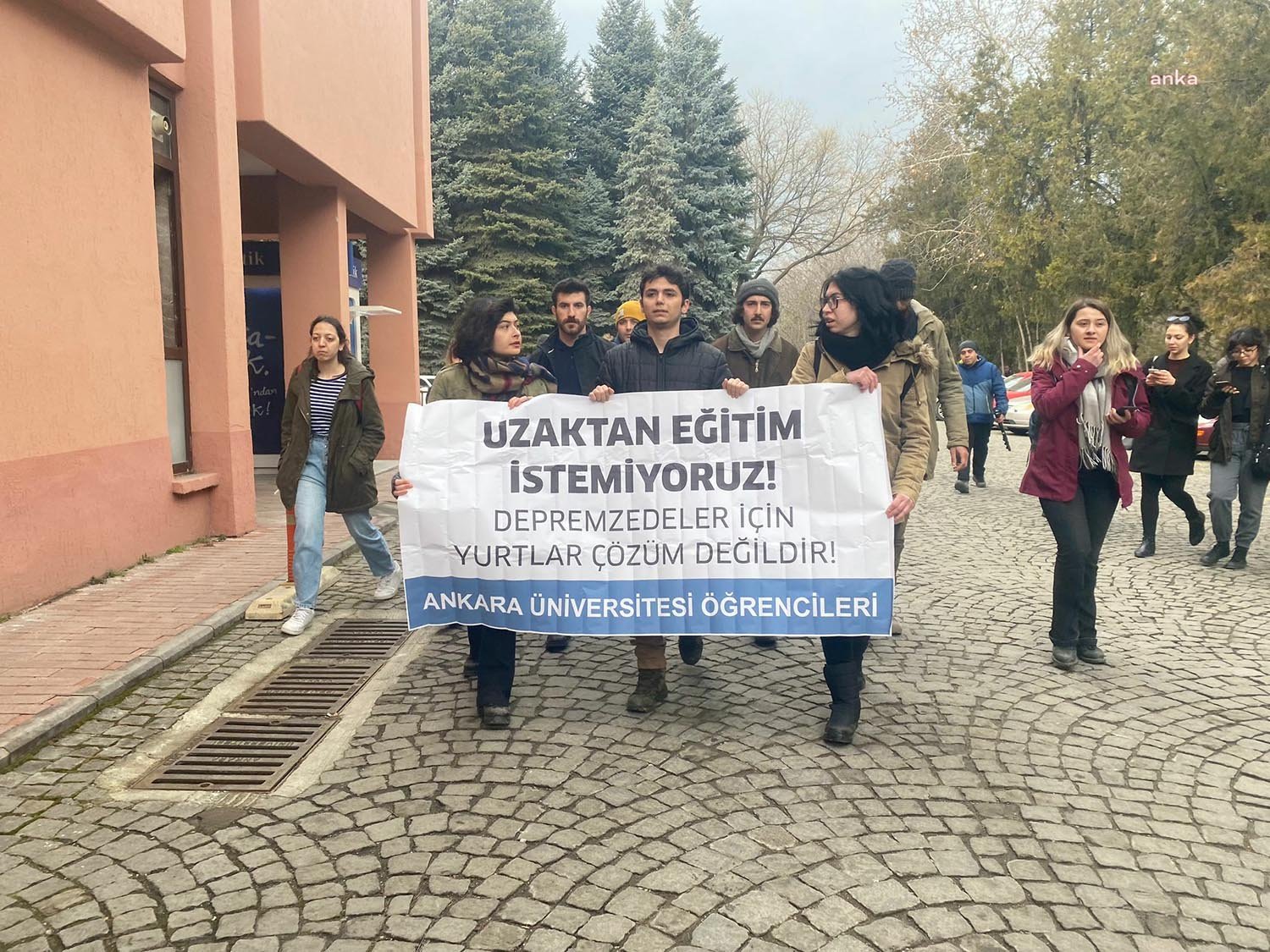 Ankara Üniversitesi Öğrencilerinden ‘Uzaktan Eğitim’ Protestosu: Onlarca TOKİ Konutları, Oteller Varken İlk Tercih Edilen Yerin KYK Yurtları Olması İktidarın Sermayeye Dokunmadan ‘Çözüm Üretme’ Çabasının Bir Ürünüdür” Ankara Üniversitesi öğrencileri, uzaktan eğitim uygulamasını rektörlük binası önünde protesto
