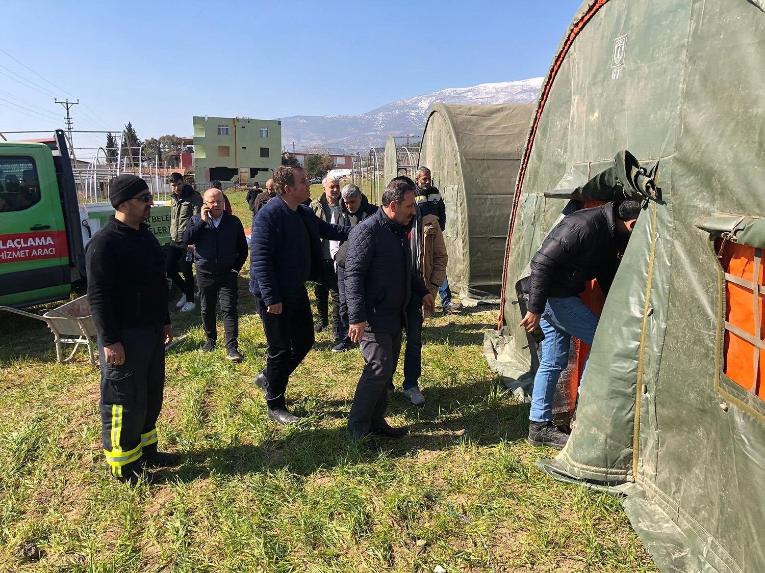 Deprem bölgesindeki illeri ziyaret eden Etimesgut Belediye Başkanı Enver Demirel,