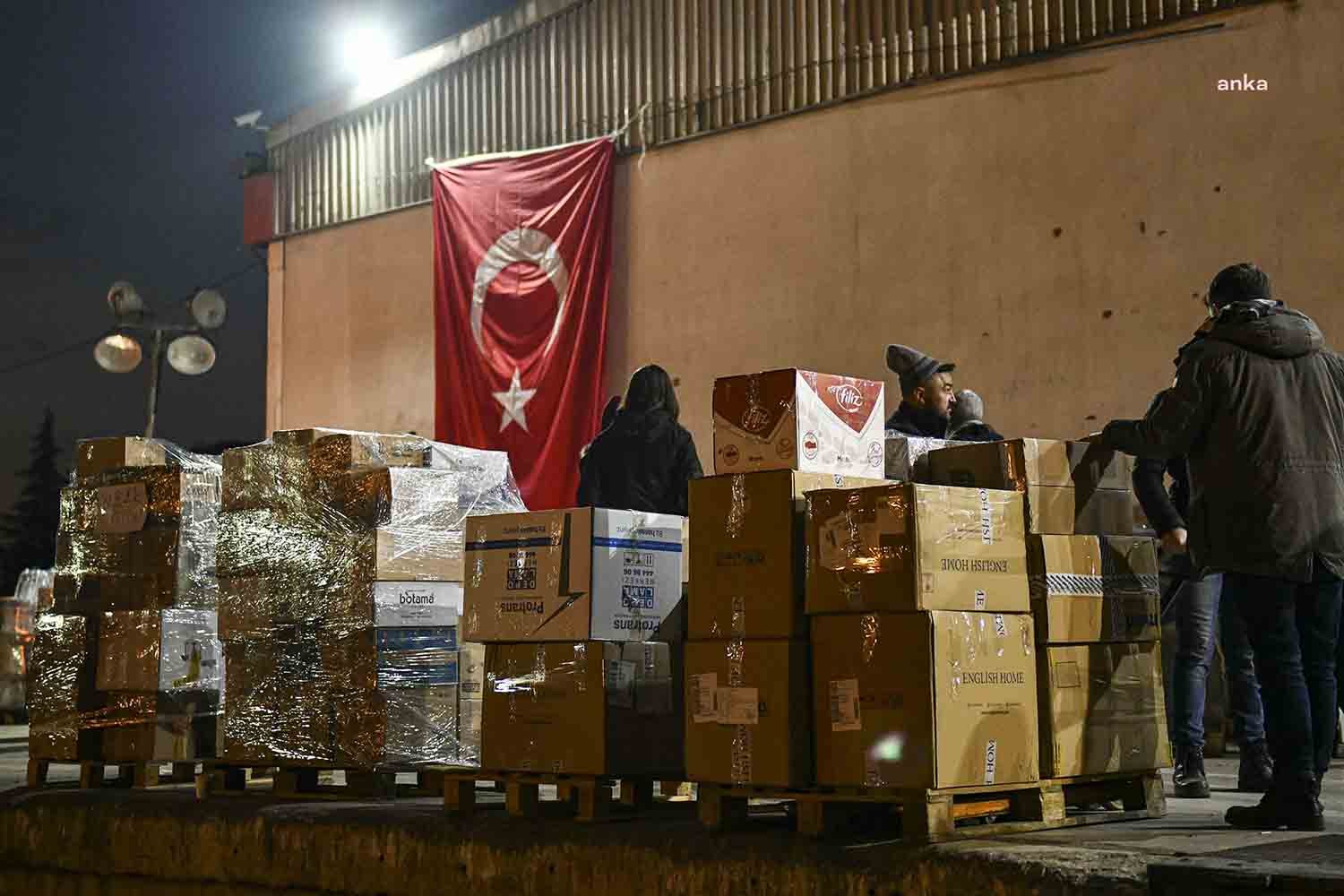 Ankara Büyükşehir Belediyesi'nin depremzedelere yönelik başlattığı acil ihtiyaç kampanyası, Yenimahalle