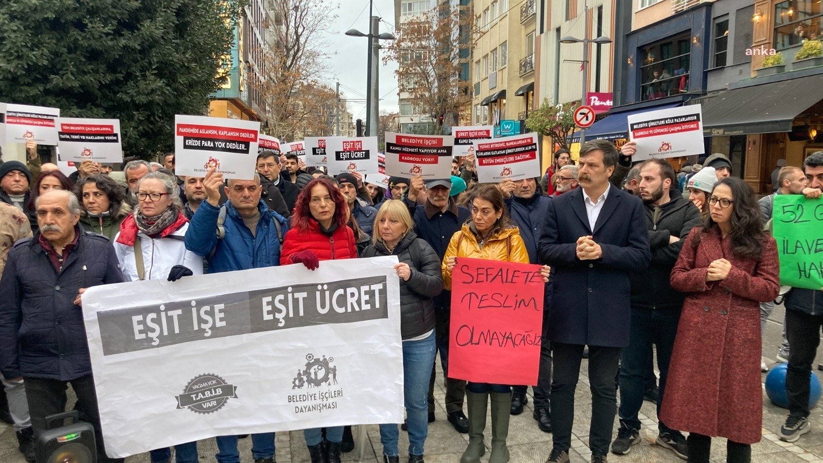 Erkan Baş: “Güvencesiz, Düşük Ücretlerle Çalıştırılan İşçiler, Bir de Kadro Farkı Nedeniyle Ek Eşitsizliklere Uğruyor” Türkiye İşçi Partisi (TİP) Genel Başkanı Erkan Baş, belediye şirketlerinde çalışan