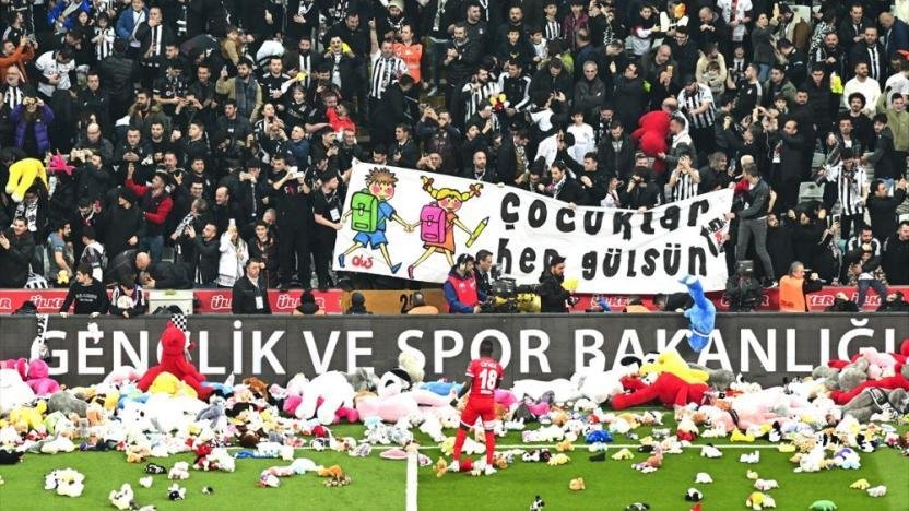 Beşiktaş Taraftarları, Depremzede Çocuklar İçin Sahaya Binlerce Oyuncak Attı Beşiktaş taraftarları, depremzede çocuklara ulaştırılması için yanlarında getirdikleri binlerce oyuncağı,