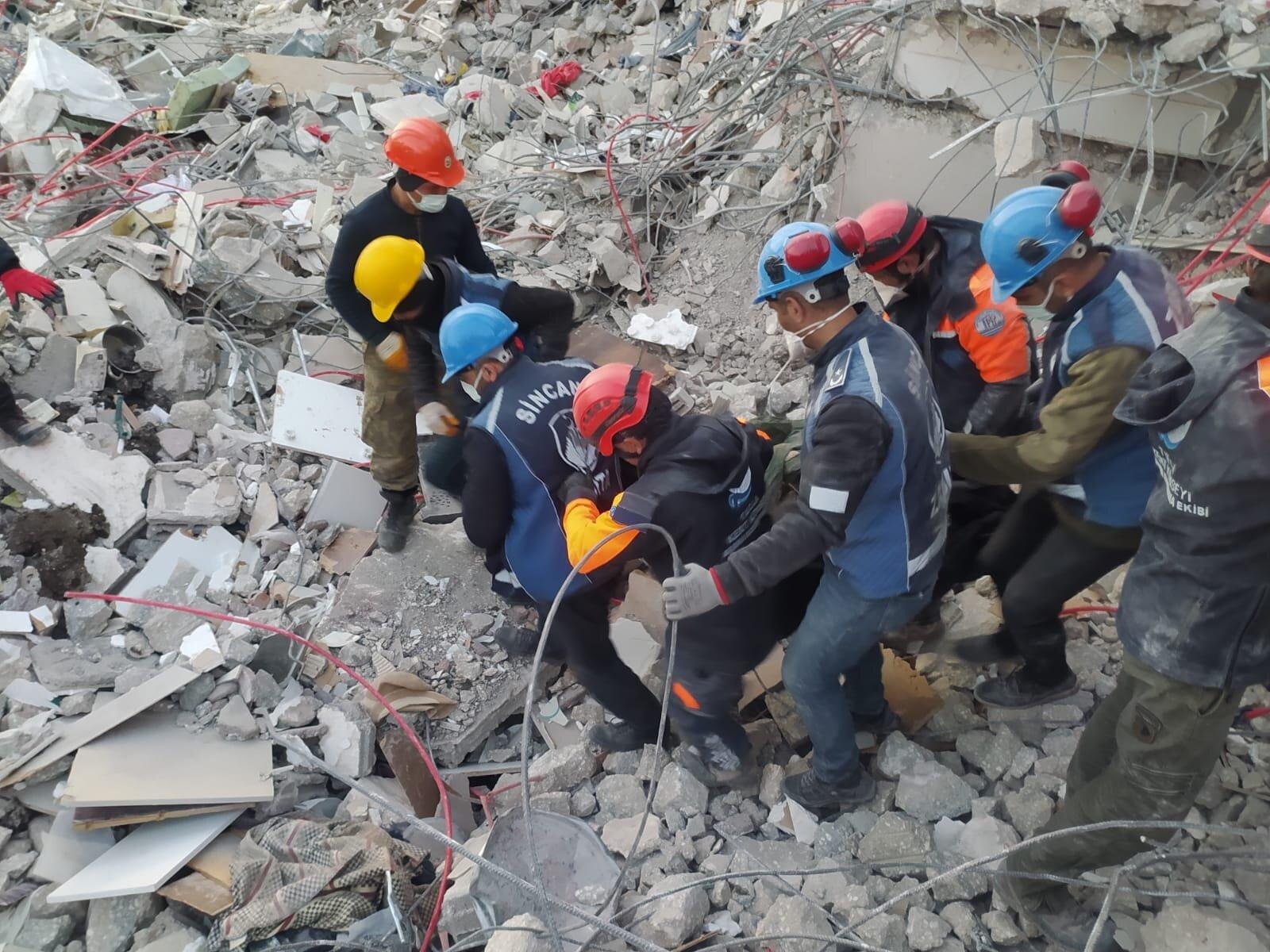 Hatay'da enkaz altında kalan 2 kişi, Sincan Belediyesi kurtarma ekipleri