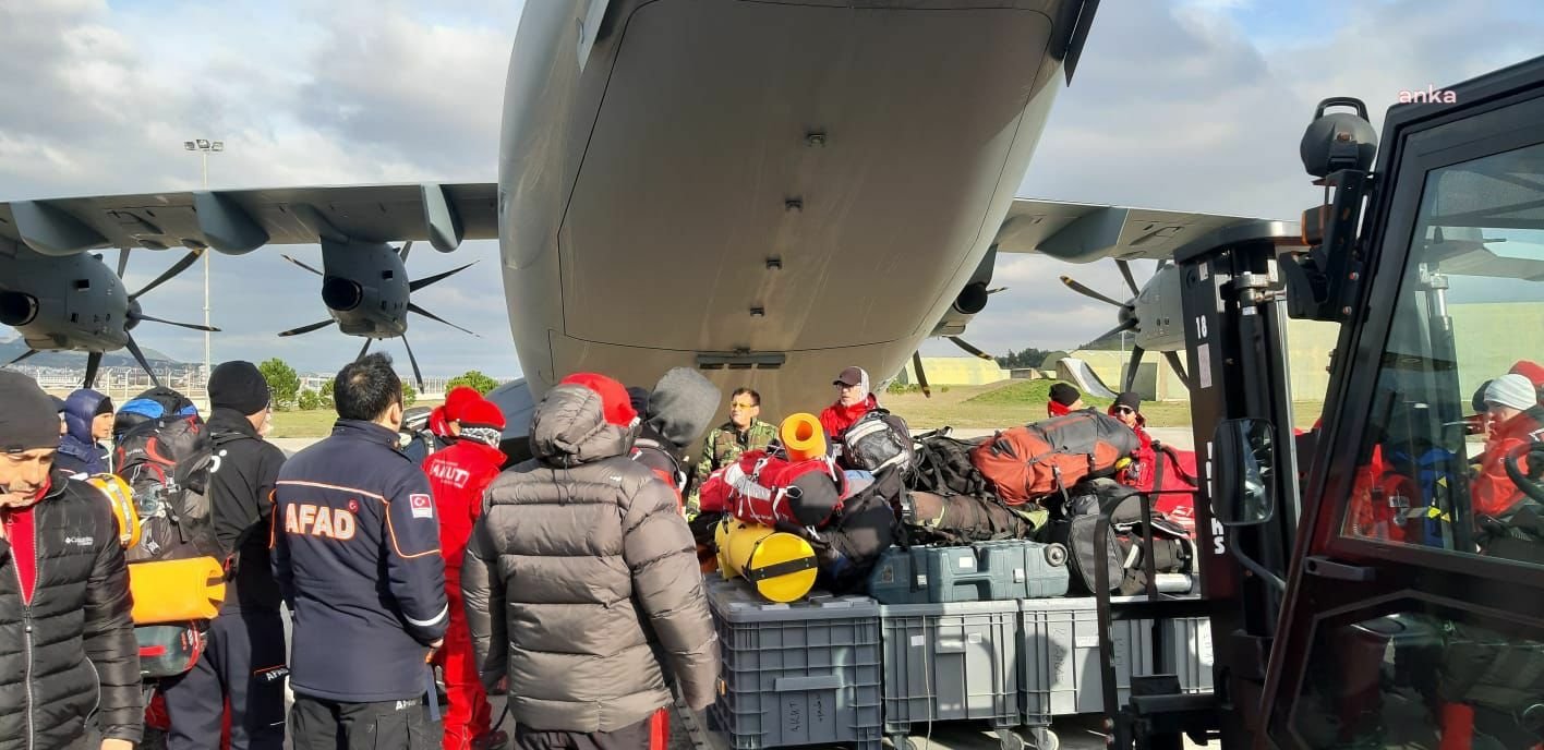 İzmir Valiliği: “Havayolu İle İzmir’den 2 Bin 331 Personel Deprem Bölgelerine İntikal Etmiştir” İzmir Valiliği, “Havayolu ile İzmir’den 2 bin 331 personel deprem