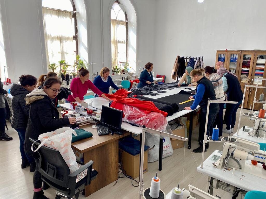 Muğla Olgunlaşma Enstitüsü’nde Deprem Bölgesine Ulaştırılmak Üzere Kışlık Kıyafet ve Battaniye Üretiliyor Muğla Olgunlaşma Enstitüsü’nde, deprem bölgesine ulaştırılmak üzere çocuk ve yetişkinler