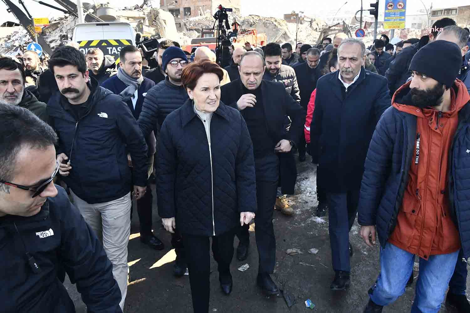 Malatyalı Depremzededen Meral Akşener’e: “25 Kişi Bir Çadırda Yatıyoruz. Binlerce Çadıra İhtiyacımız Var” İYİ Parti Genel Başkanı Meral Akşener, Malatya’da depremzedeleri ziyaret etti.