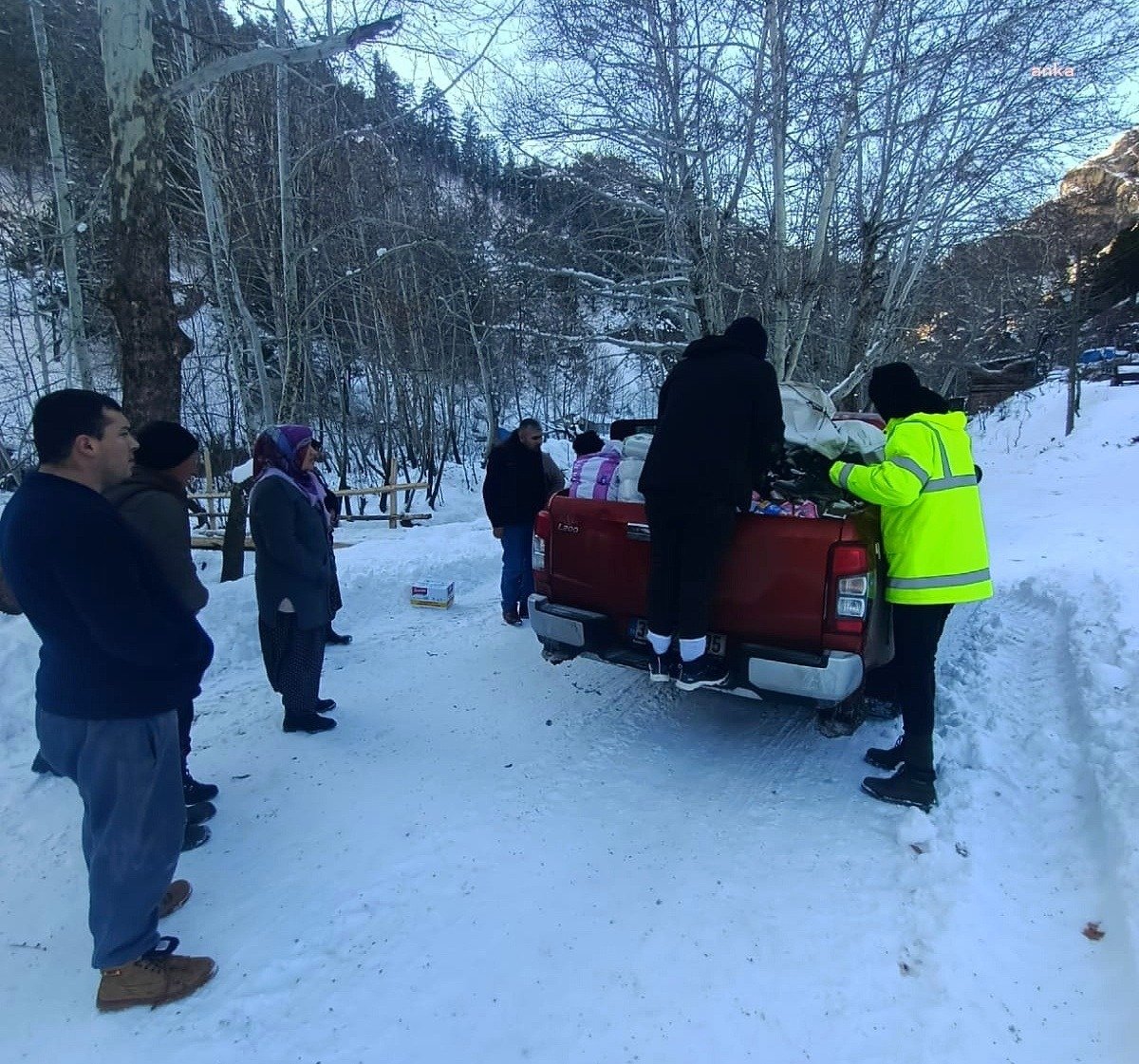Depremin ardından Kahramanmaraş'ın Göksun ilçesine bağlı Payamburnu köyüne yardım götürürken