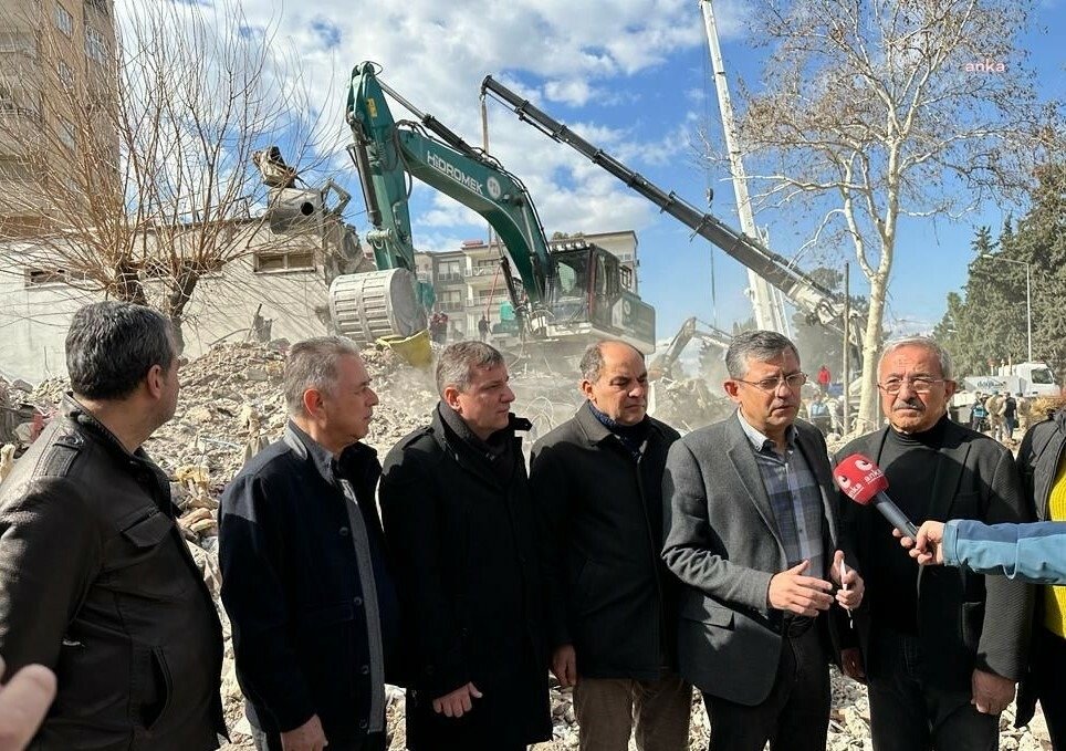 Özgür Özel, Fuat Oktay’a Osmaniye’den Yanıt Verdi: “Koordinasyonsuzluğun Üstüne Bir de Duyarsızlığı Eklemeyin” CHP Grup Başkanvekili Özgür Özel; Cumhurbaşkanı Yardımcısı Fuat Oktay’ın, Osmaniye’de