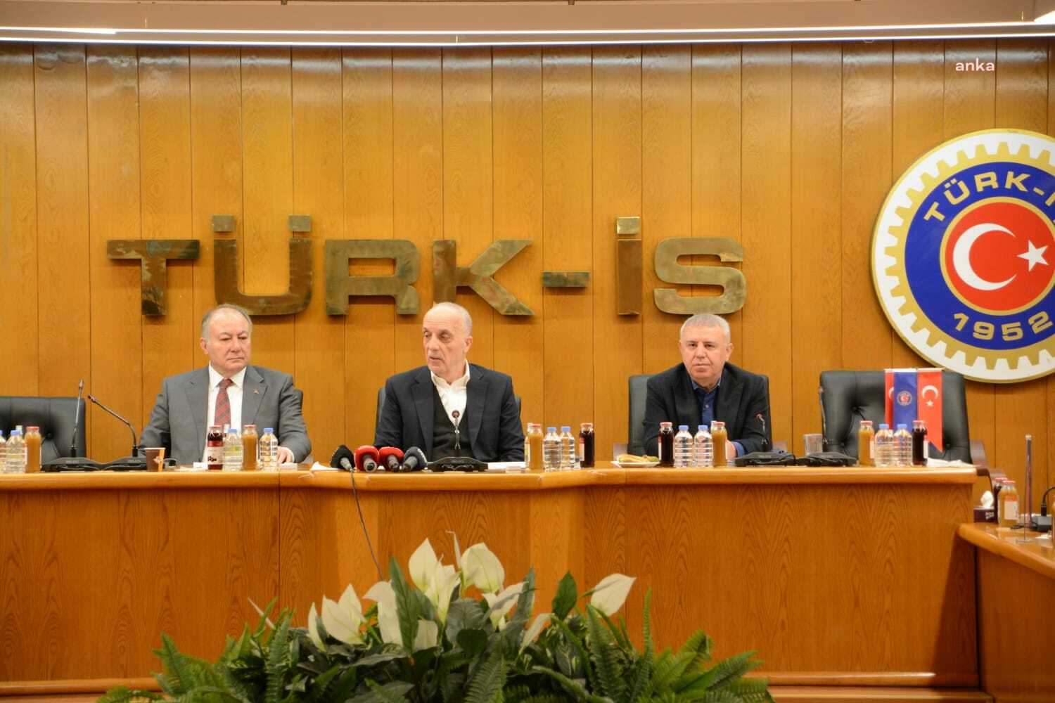 Ergün Atalay: “Biz Bu Ülkenin Dörtte Üçüyüz, Temsil Noktasında Yüzde 1 Bile Değiliz” TÜRK-İŞ Genel Başkanı Ergün Atalay, seçim sathına girilmeden önce kamu