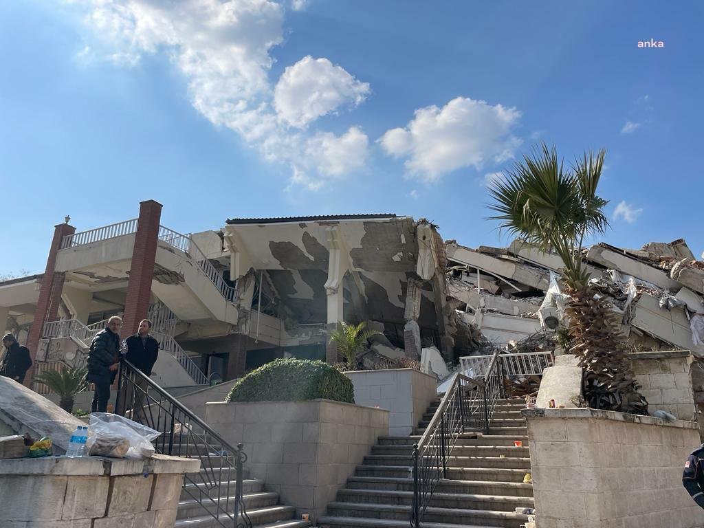 Hatay Büyükşehir Belediye Başkanı Savaş: “Belediyemizin Hiçbir Dahli Olmayan Bir Binayla İlgili Konunun Farklı Yönlere Çekilmesi Vicdansızlıktır” Hatay Büyükşehir Belediye Başkanı (HBB) Lütfü Savaş, Antakya’da yıkılan ve