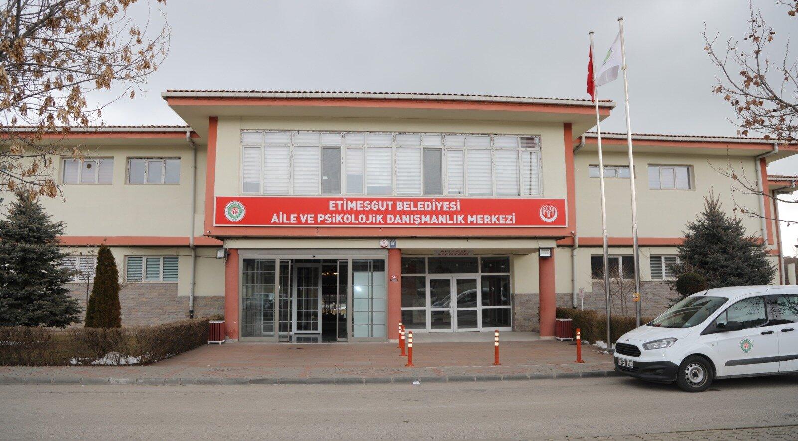 Etimesgut Belediyesi depremin vurduğu 10 ilden ilçeye gelen depremzede vatandaşlara