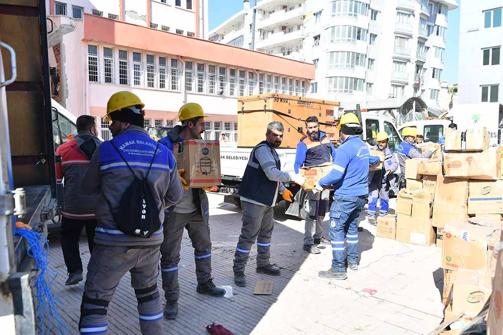 Mamak Belediyesi tarafından başlatılan “Deprem Bölgesi İçin Yardım Kampanyası”na Mamaklılar