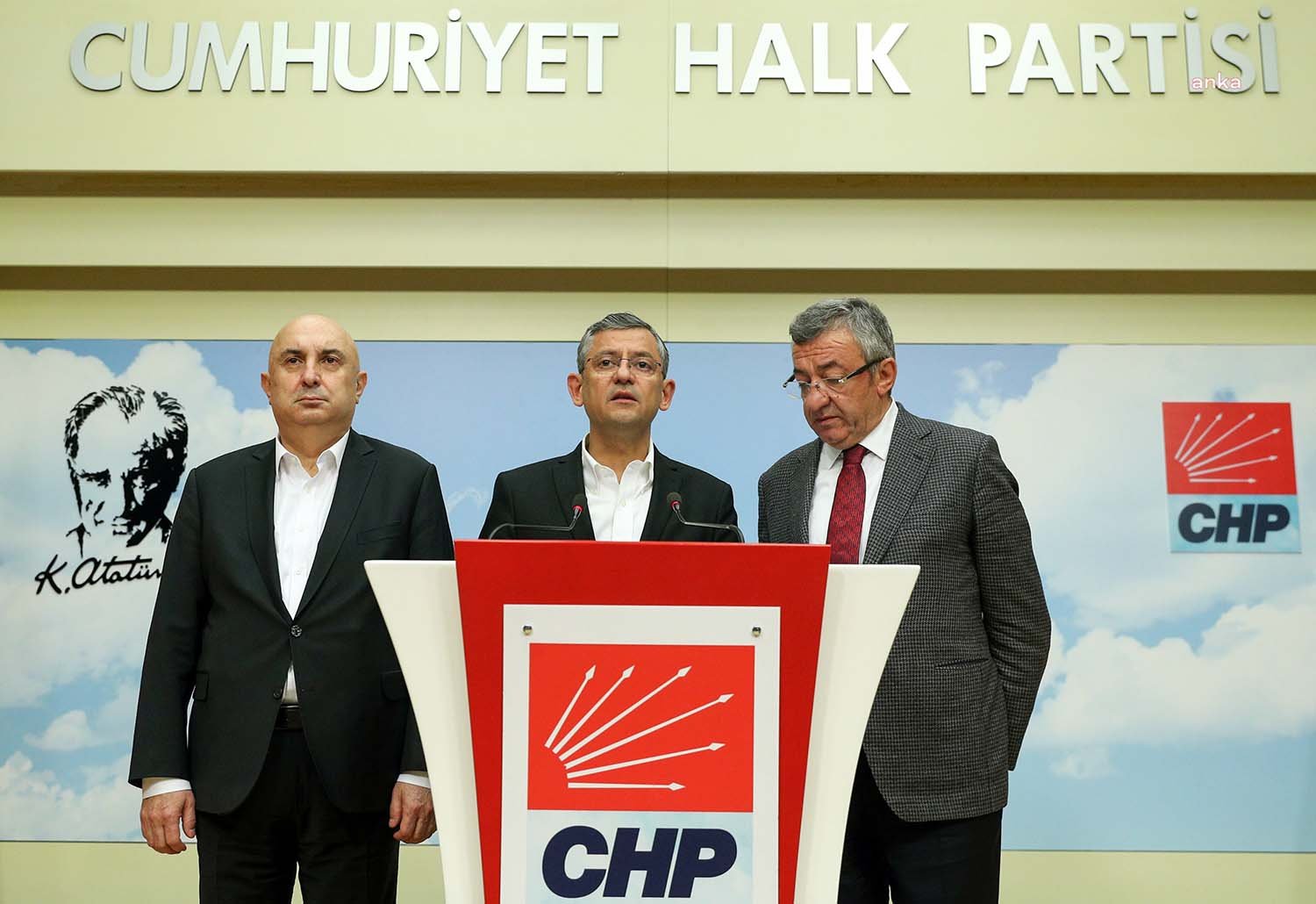 CHP Grup Başkanvekili Özgür Özel, “Olağanüstü gerçekleştirdiğimiz grup toplantımızda, cumhurbaşkanlığı