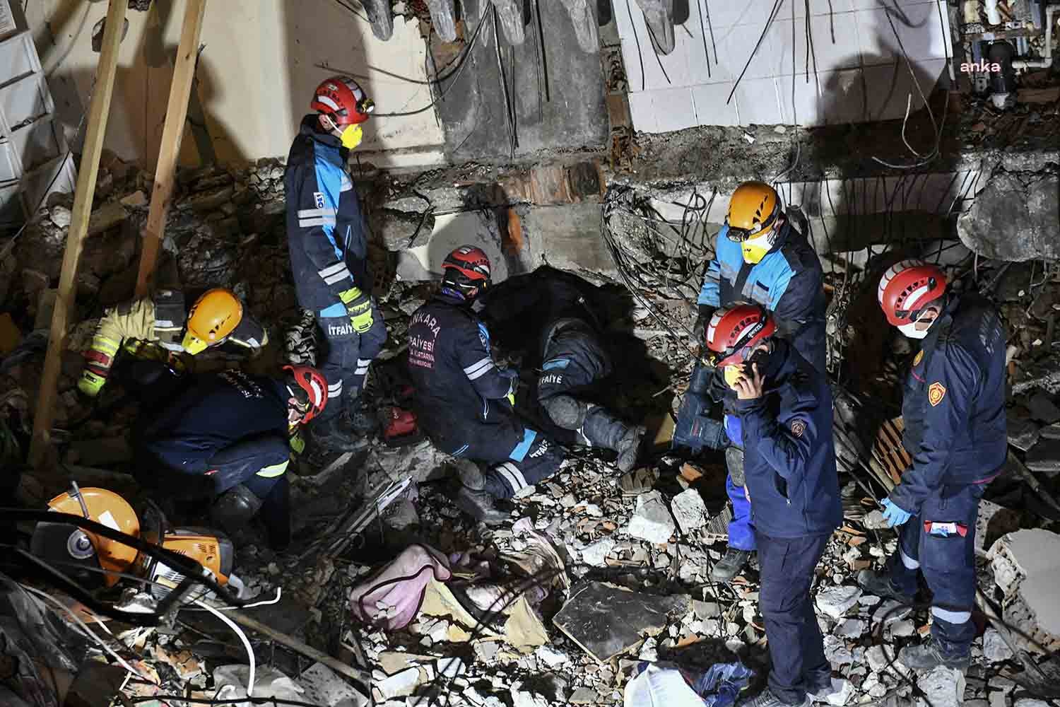 Ankara Büyükşehir İtfaiyesi, Şimdiye Dek 420 Yurttaşı Enkaz Altından Sağ Olarak Çıkardı Depremin ardından hava ve karayolu ile afet bölgesine giden Ankara