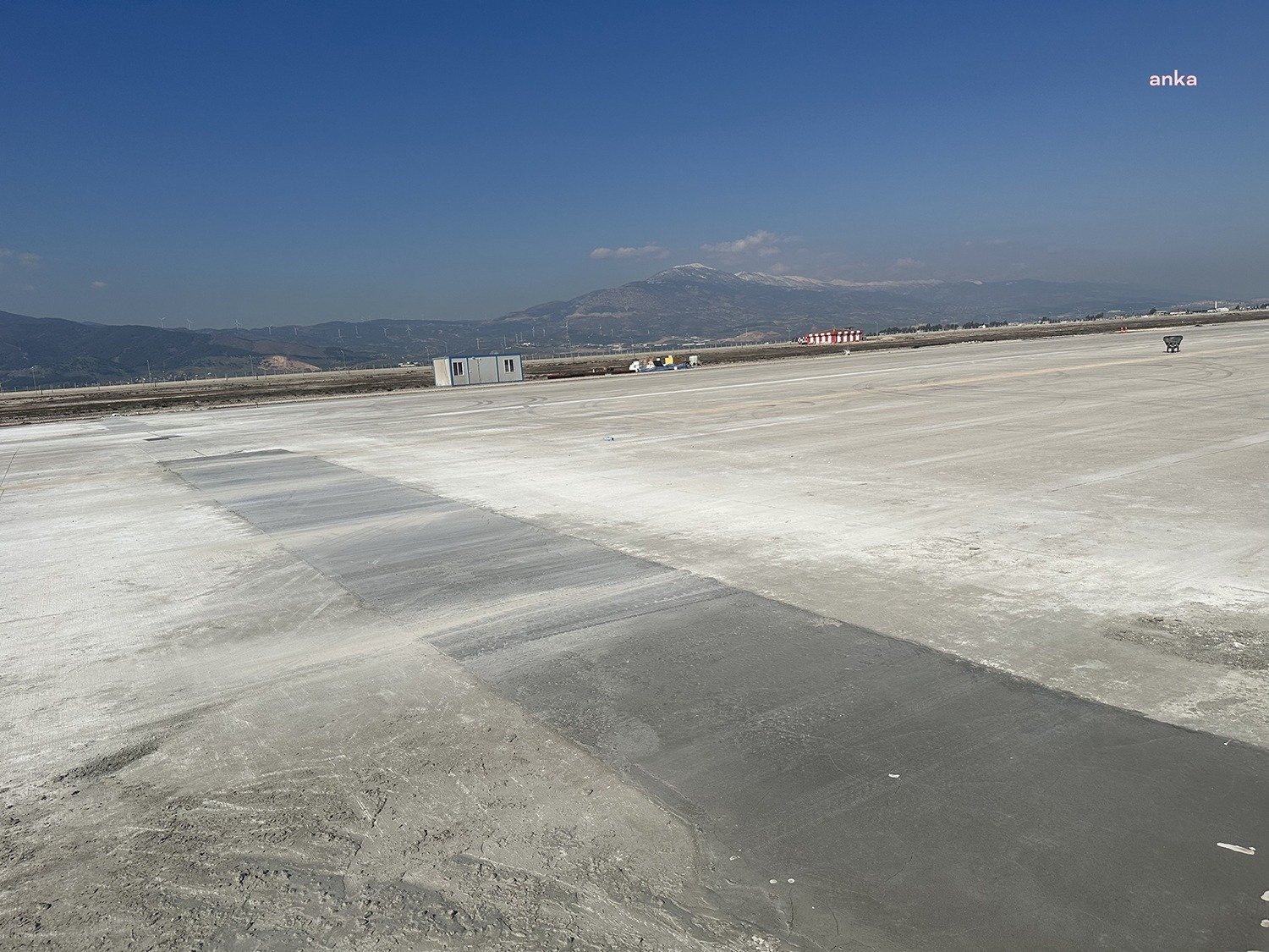 Hatay Havalimanı’nın pistinde Kahramanmaraş merkezli depremler nedeniyle oluşan yarıklar, İGA