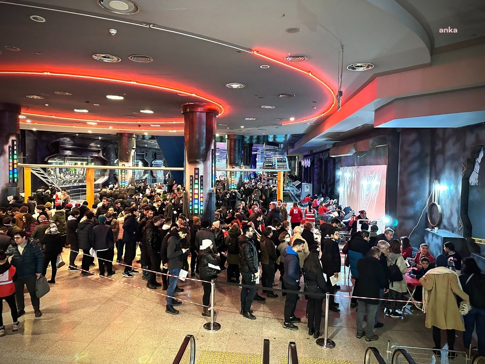 İstanbul’da Vatandaşlar, Kan Bağışı İçin Uzun Kuyruklar Oluşturdu Kahramanmaraş'ın Pazarcık ve Elbistan ilçelerinde meydana gelen ve 10 ilde