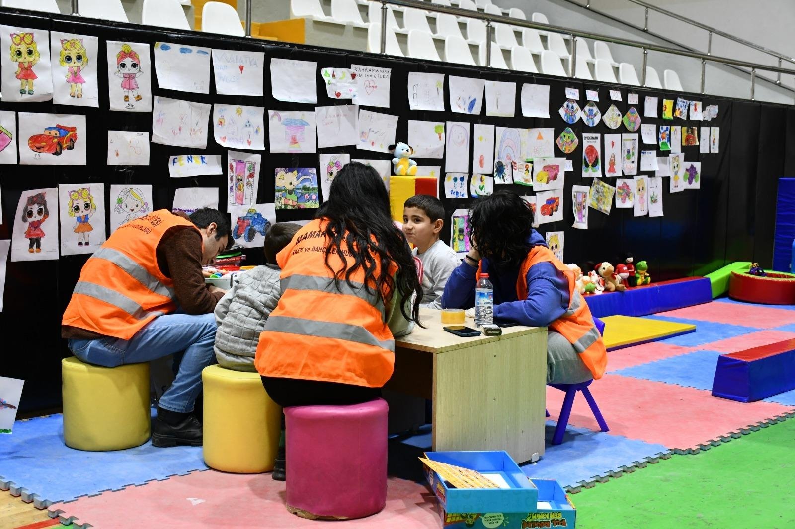 Mamak Belediyesi’nden Psiko-Sosyal Destek Mamak Belediyesi bölgeye insani yardımlar ulaştırmaya devam ederken Başkent’te misafir