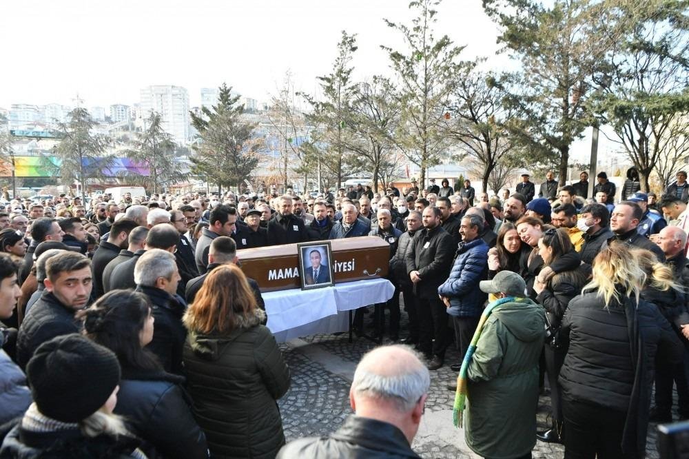 Mamak Belediyesi’nin Acı Günü Mamak Belediyesi Başkanlık binası önünde hüzün ve gözyaşı vardı. Bir