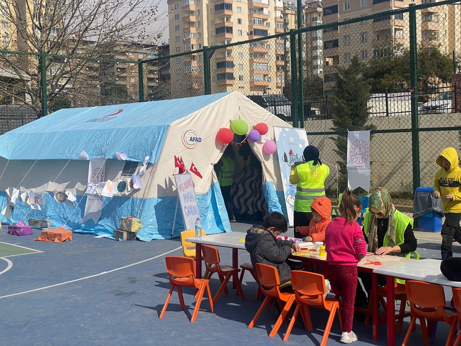AFAD koordinesinde Kahramanmaraş'ta depremzede çocuklar için masal çadırı kuruldu. Çadırın