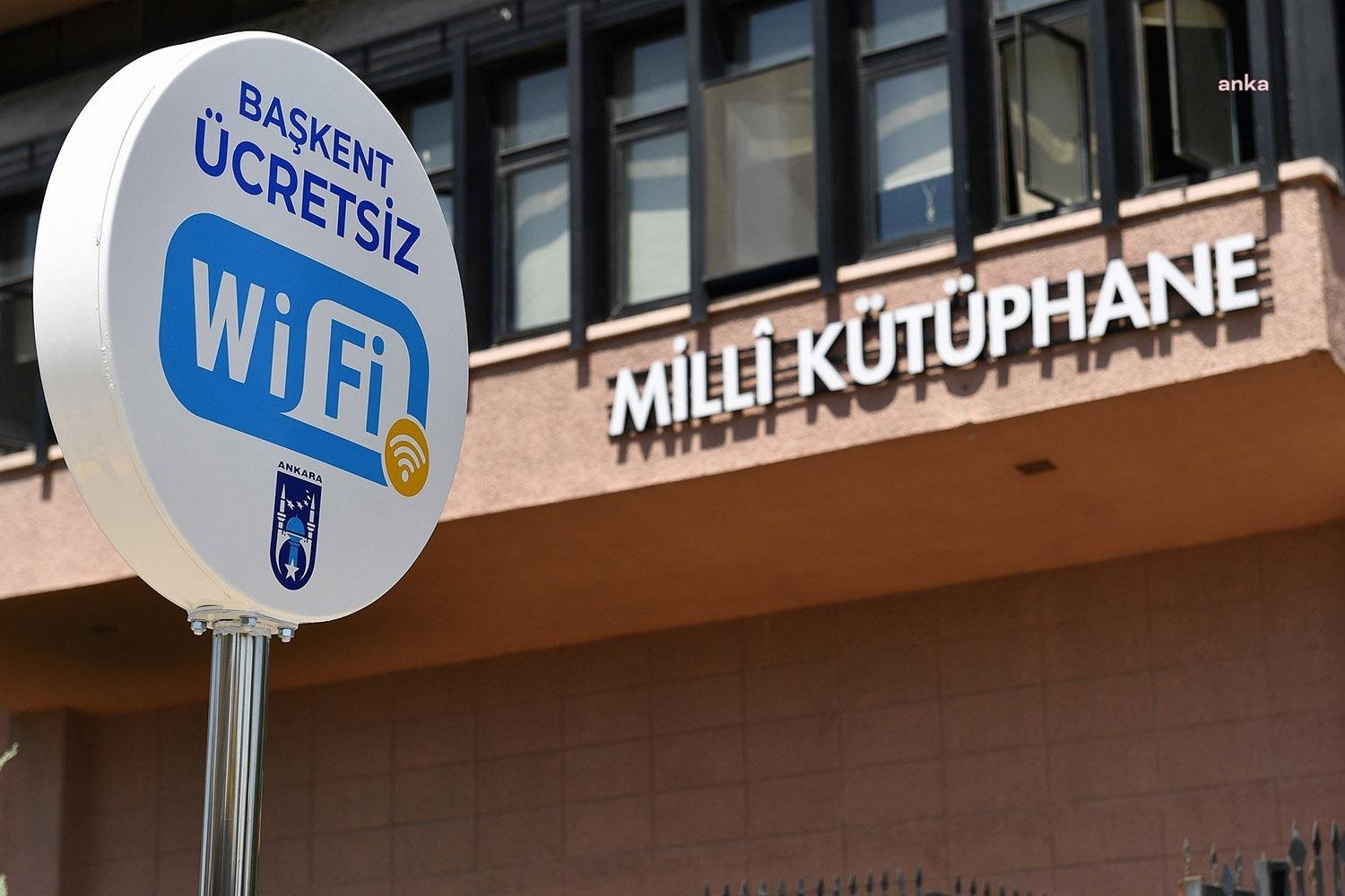 Ankara Büyükşehir Belediyesi’nin Başkent’in 73 Noktasında Sunduğu Ücretsiz İnternet Hizmeti İlgi Görüyor Ankara Büyükşehir Belediyesi’nin (ABB) dijital dönüşüm atağı kapsamında yaşama geçirdiği