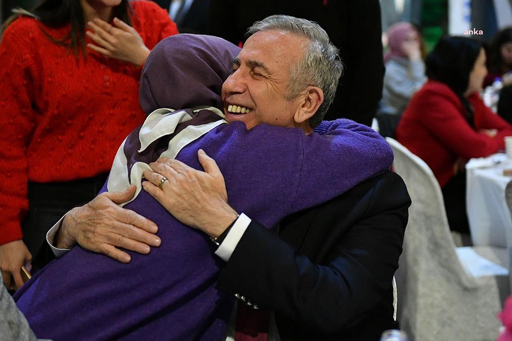 Mansur Yavaş, Deprem Dayanışmasına Katkı Sunan Gönüllü Gençlerle Bir Araya Geldi: "Minnettarız, Sizlerle Övünüyoruz"50579-2