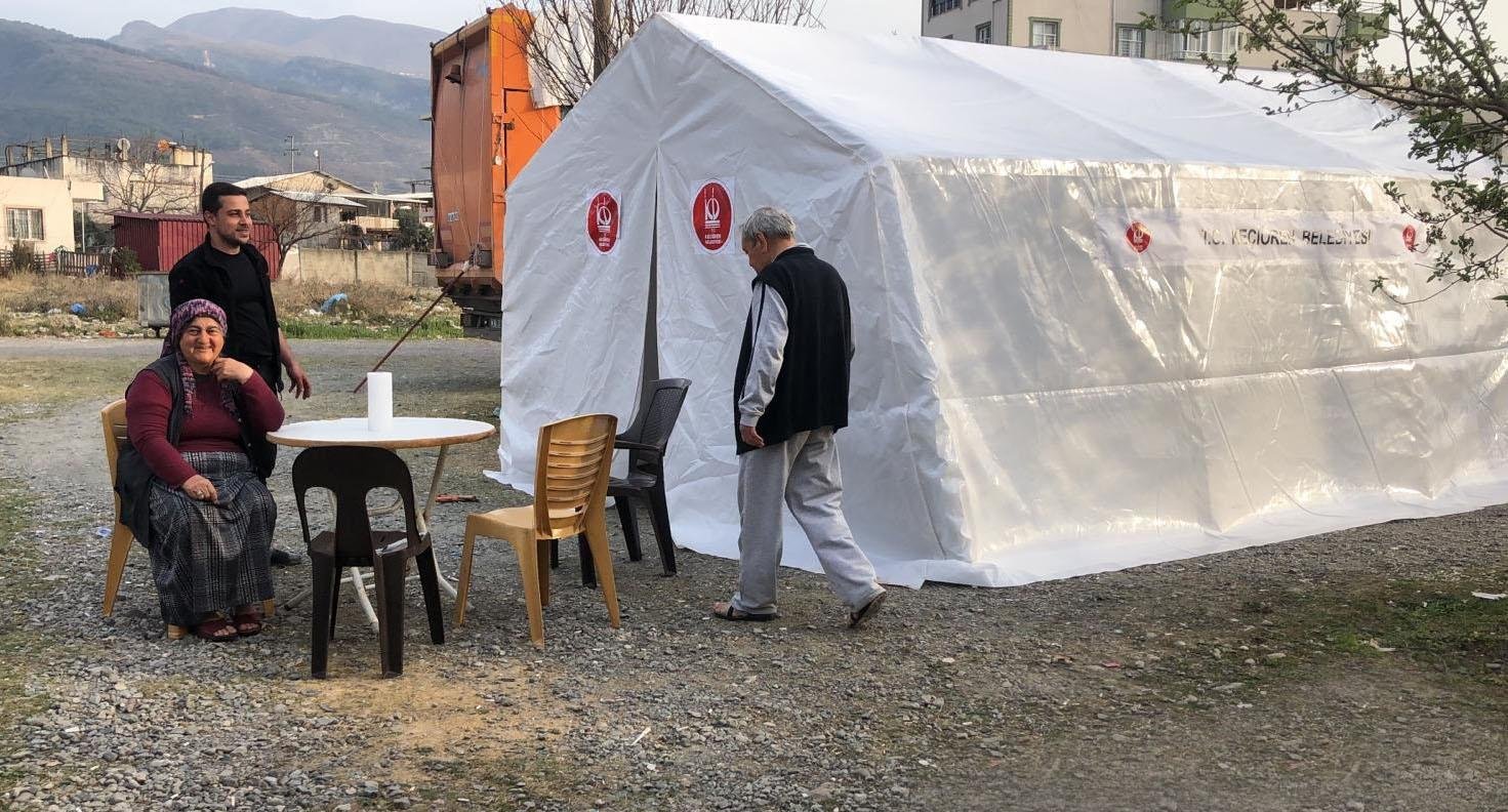Keçiören Belediyesinin Çadırları Kuruldu, Hizmete Sunuldu Keçiören Belediyesi tarafından Hatay’ın Payas ilçesine gönderilen 50 adet barınma
