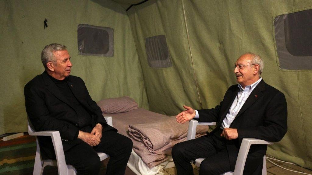 kilicdaroglu-deprem-bolgesinde-geceyi-cadirda-gecirdi