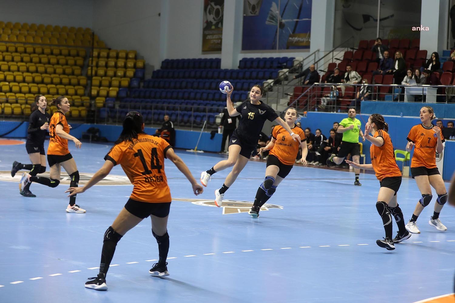 Hentbol Kadınlar Süper Ligi’nde mücadele eden Yenimahalle Belediyesi Spor Kulübü,