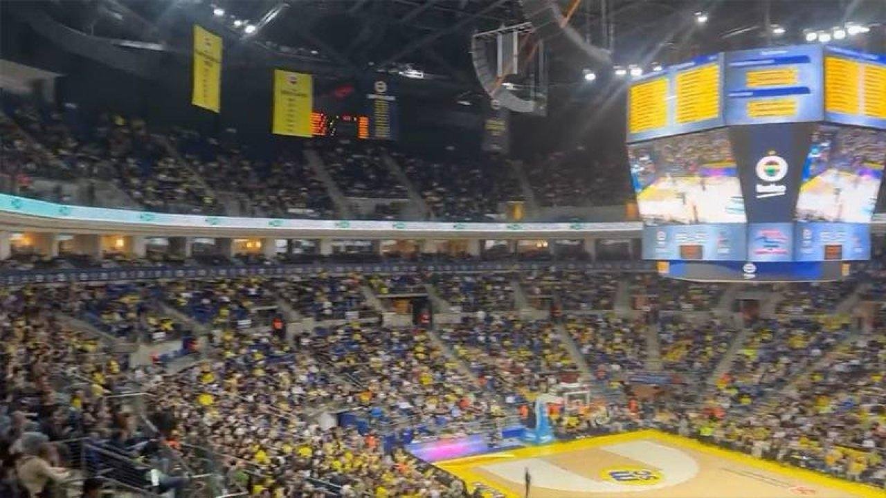 Fenerbahçe taraftarları, Fenerbahçe-Virtus Bologna basketbol maçında ‘Hükümet İstifa’ sloganı attı.