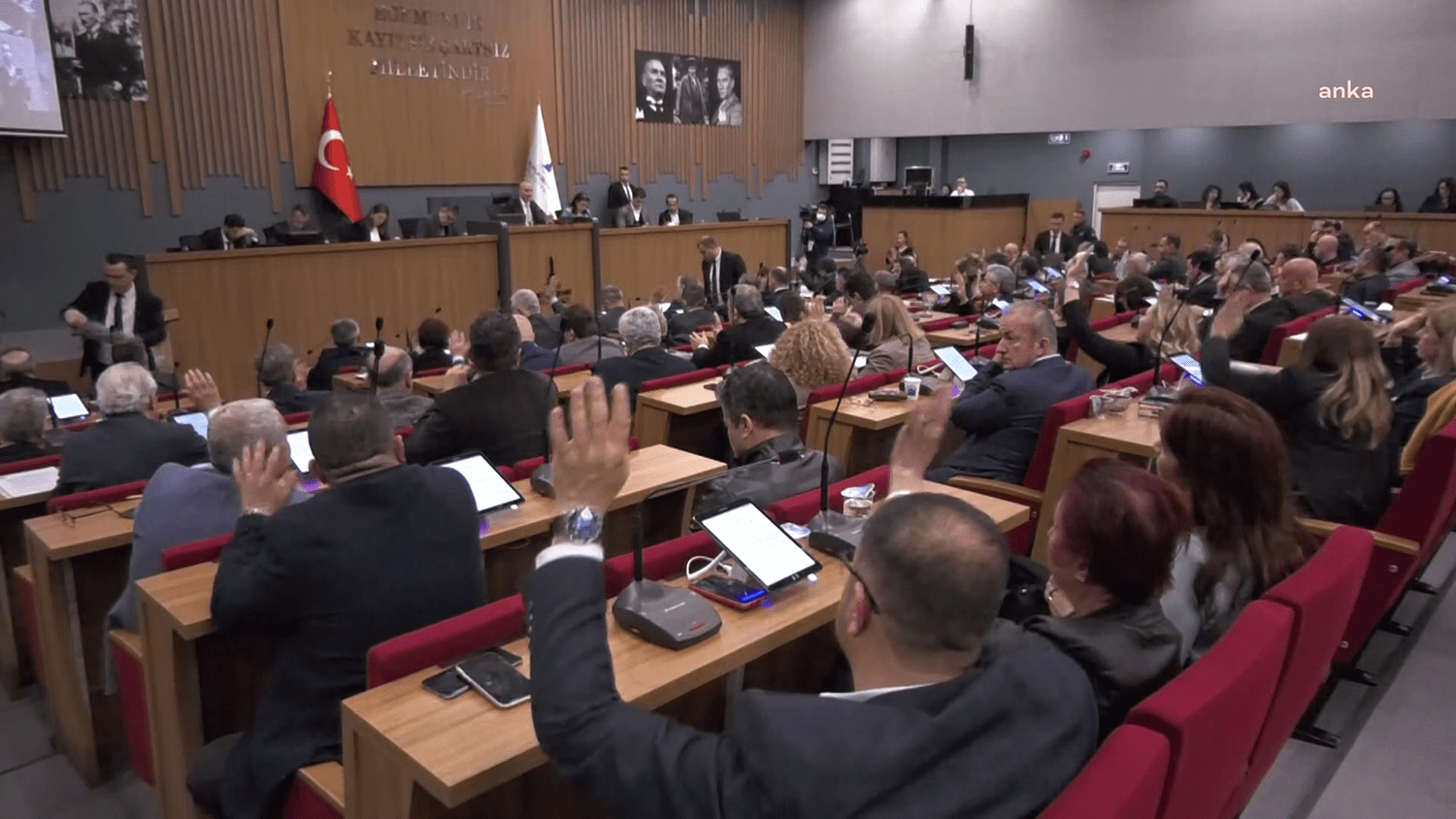 İzmir Büyükşehir Belediye Başkanı Tunç Soyer, "Afet bölgesinde yaşıyoruz, deprem