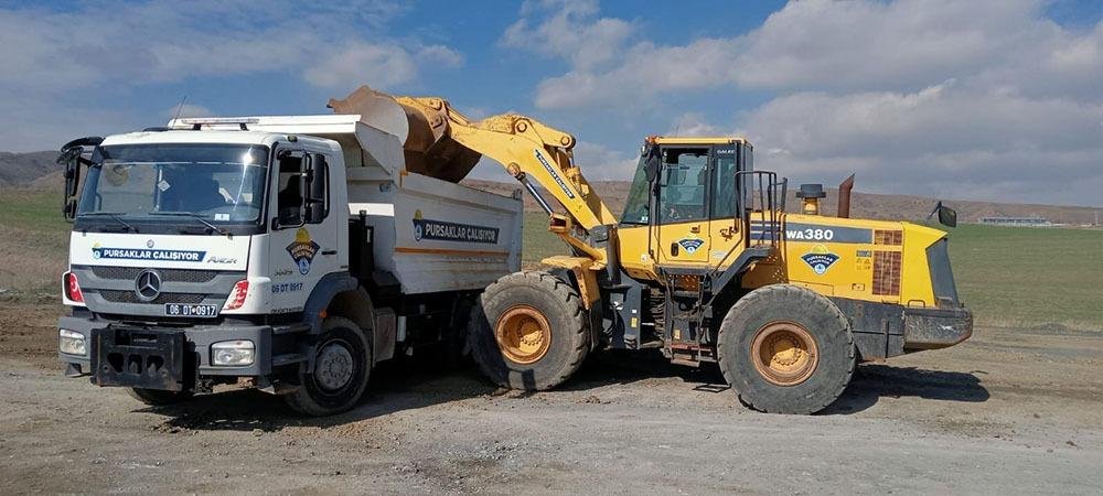 Pursaklar Belediyesi’nden Konteyner Kent İçin Zemin Hazırlama Çalışması Kahramanmaraş’ın yeniden ayağa kalkması için yoğun mesai harcayan Pursaklar Belediyesi,
