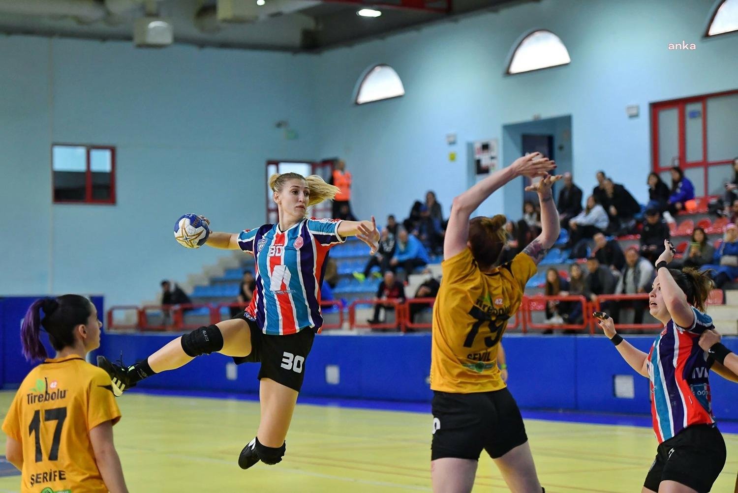 Konyaaltı Belediyespor Kadın Hentbol Takımı, evinde karşılaştığı Görele Belediyesi Spor