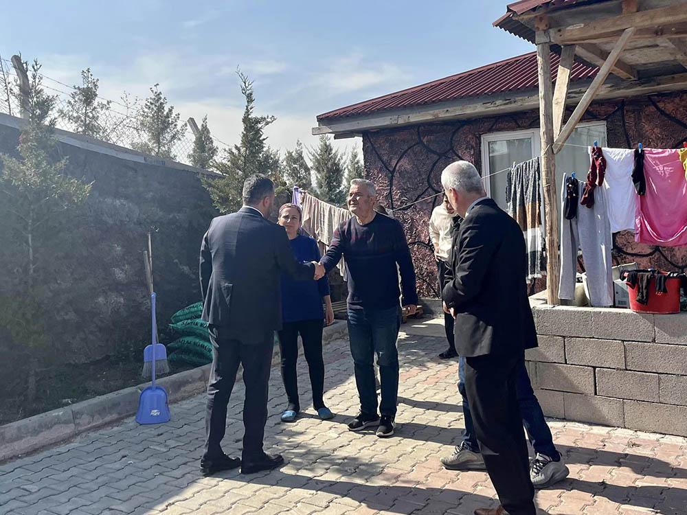 Pursaklar Belediye Başkanı Ertuğrul Çetin, deprem bölgelerinden kendi imkânlarıile ilçeye