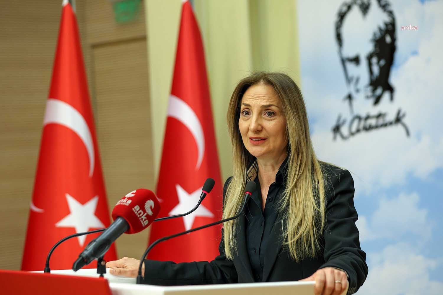 CHP Kadın Kolları Başkanı Aylin Nazlıaka, deprem bölgesindeki kayıp çocuklarla