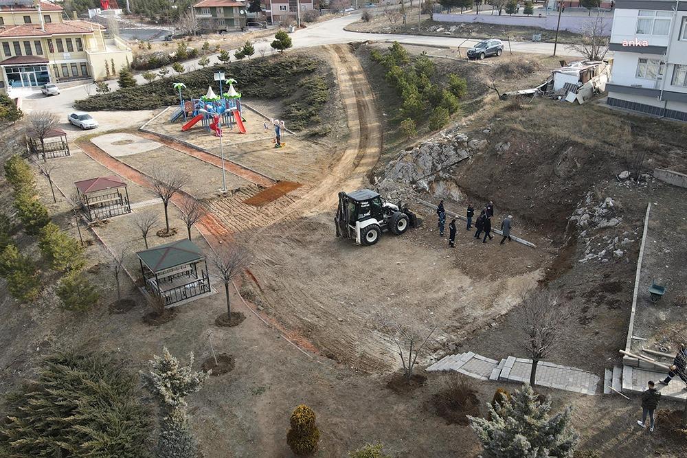Elmadağ Belediyesi, Tatlıca Mahallesi’nde bulunan Onur Karakülah Parkı’nda yenileme çalışmalarına