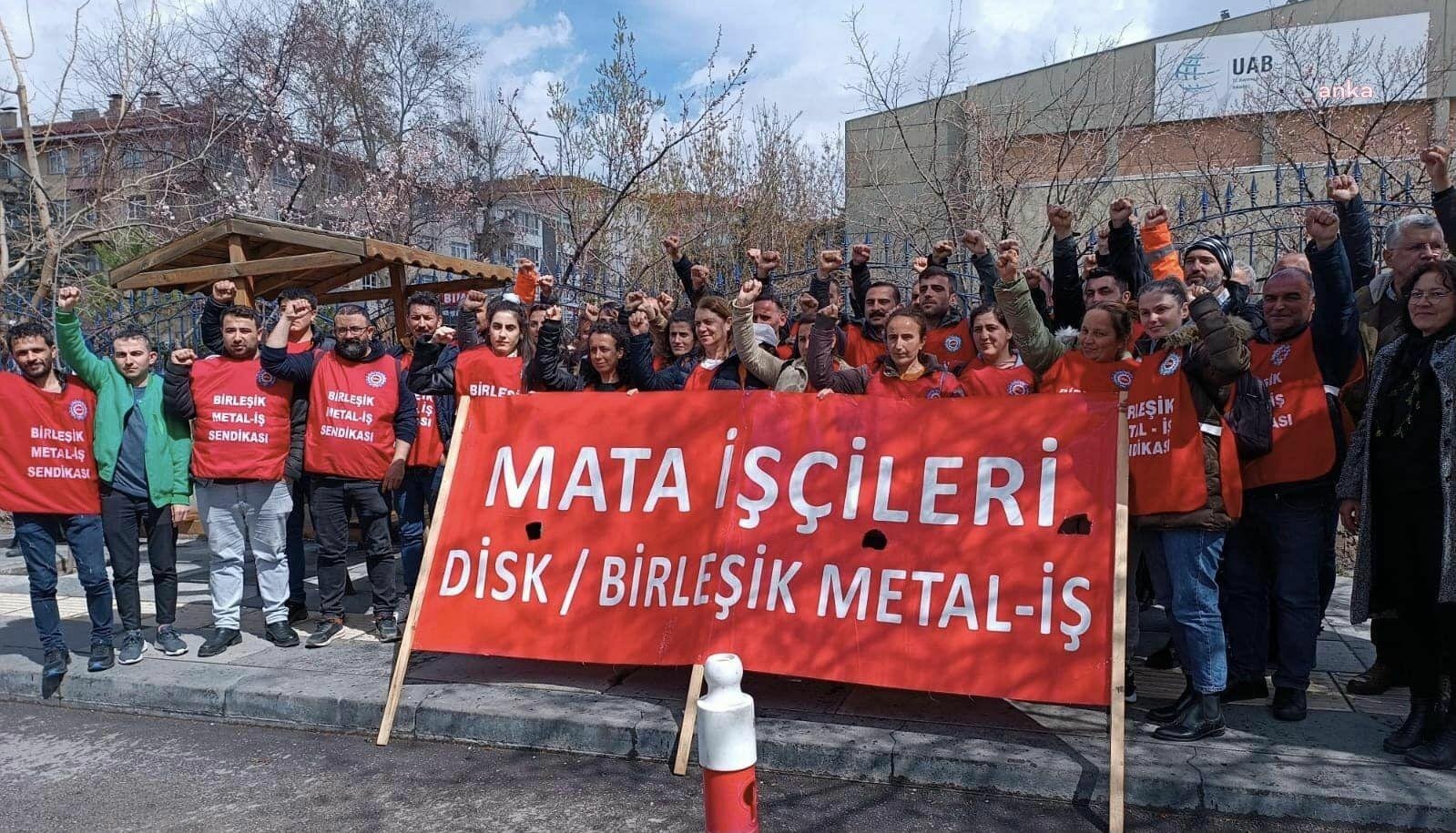 Birleşik Metal İş Sendikası üyesi Mata Otomotiv işçileri ve Birleşik