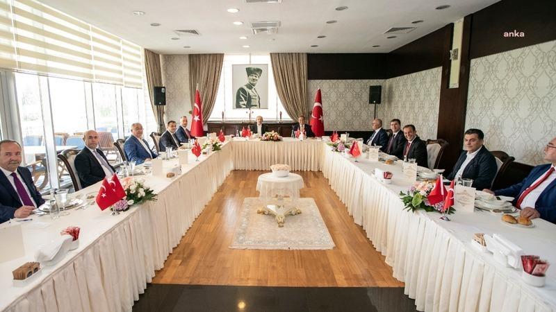 CHP’li 11 İl Belediye Başkanından Ortak Açıklama: “Umut Dolu Bu Yolculukta Genel Başkanımız Kılıçdaroğlu İle Yürümekten Gurur Duyuyor ve Kendisine Sonuna Kadar Güveniyoruz” CHP'li 11 il belediye başkanı ortak bir açıklama yaparak Cumhurbaşkanlığı