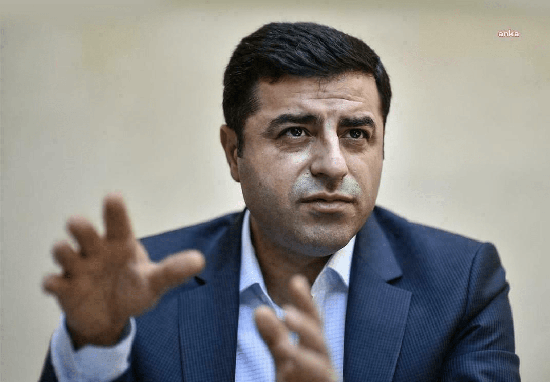 Selahattin Demirtaş: Depremin Açtığı Yaralar Halen Kanıyor. Dayanışmayı Sürdürelim Lütfen Eski HDP Eş Genel Başkanı Selahattin Demirtaş, “Depremin açtığı yaralar