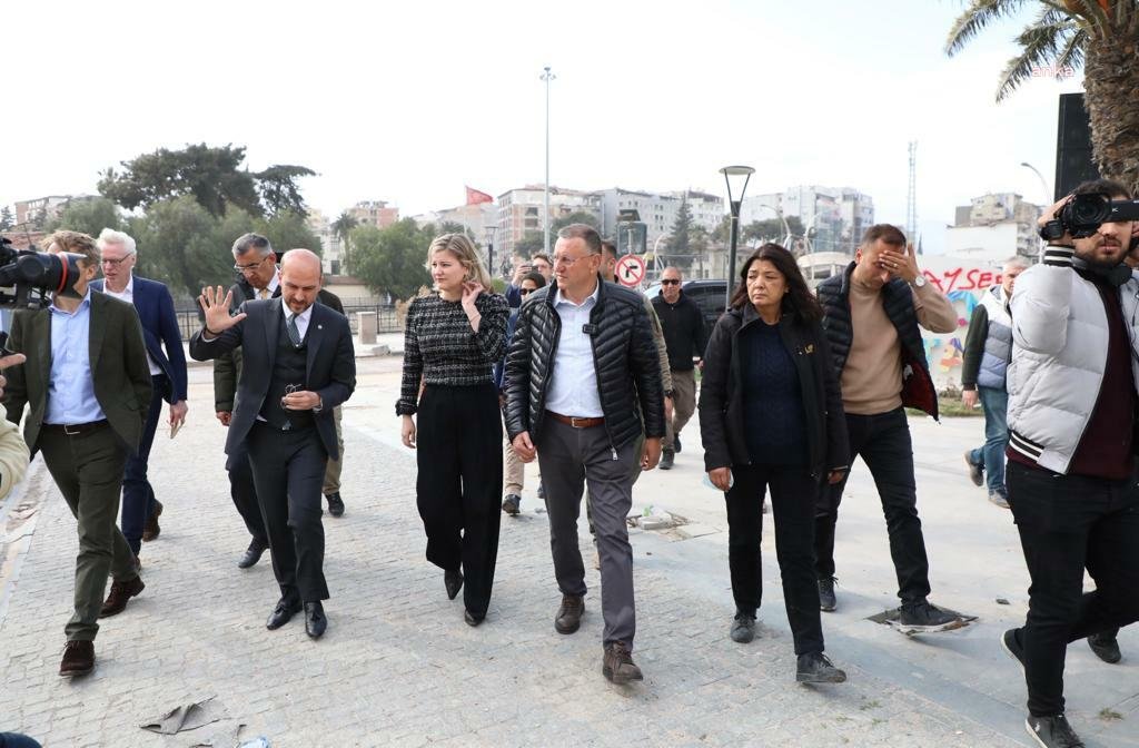 Hollanda Heyeti Yardım İçin Hatay’da… Lütfü Savaş: “Dostlarımızın Yardımıyla Eski Güzel Günlere Geri Döneceğiz” Hollanda Dış Ticaret ve Kalkınma İş Birliği Bakanı Liesje Schreinemacher,