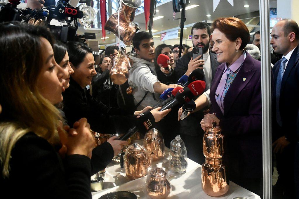 iyi-parti-genel-baskani-meral-aksener-depremzede-esnafa-destek-olmak-amaciyla-ankarada-duzenlenen-kahramanmaras-dayanisma-gunlerine-katildi