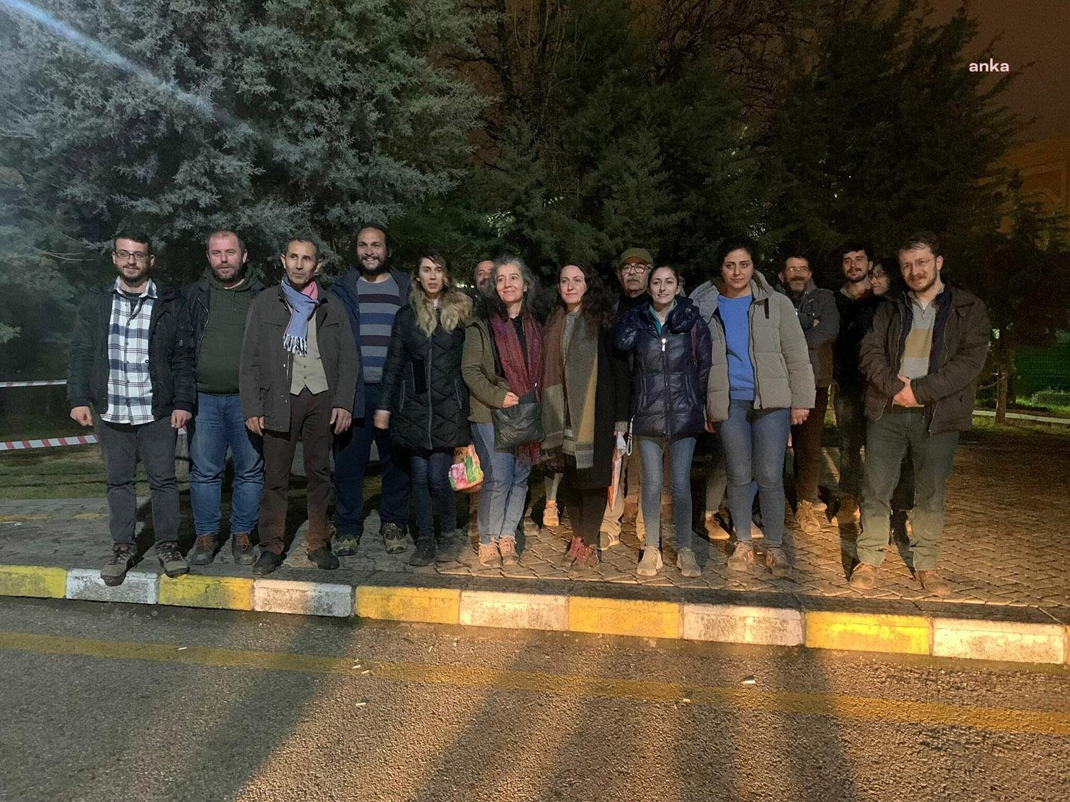 Hatay’ın Defne ilçesinde depremzedelerin ve yardıma giden sivil toplum kuruluşlarının