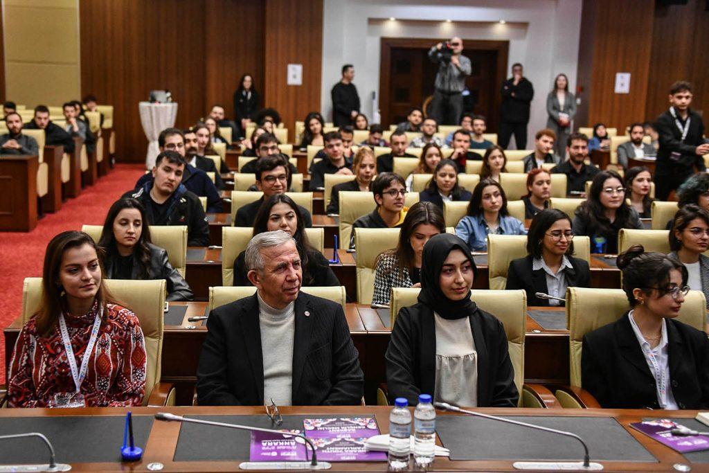 mansur-yavas-genclere-seslendi-daha-iyi-sartlara-ulasmak-icin-bu-birlikteliginizi-kuracaginizdan-umitkarim
