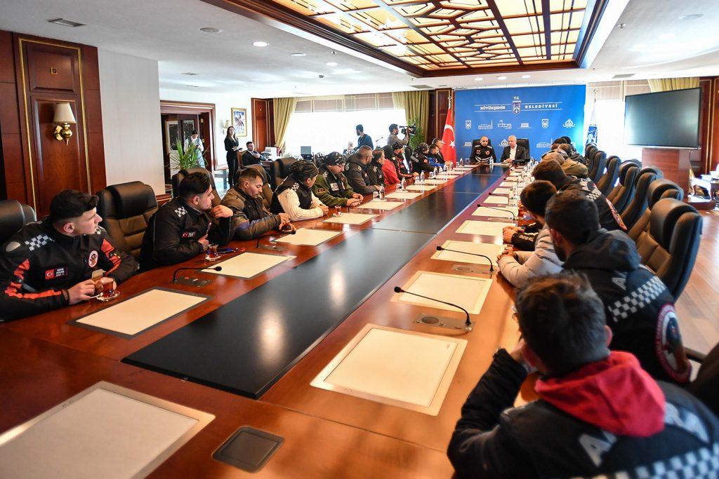 hatayda-depremzede-vatandaslarin-yardimina-kosan-motokuryeler-abb-baskani-mansur-yavas-ile-bir-araya-geldi