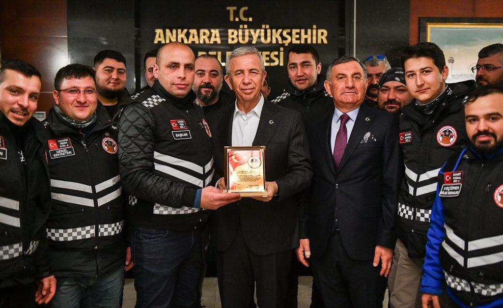 hatayda-depremzede-vatandaslarin-yardimina-kosan-motokuryeler-abb-baskani-mansur-yavas-ile-bir-araya-geldi