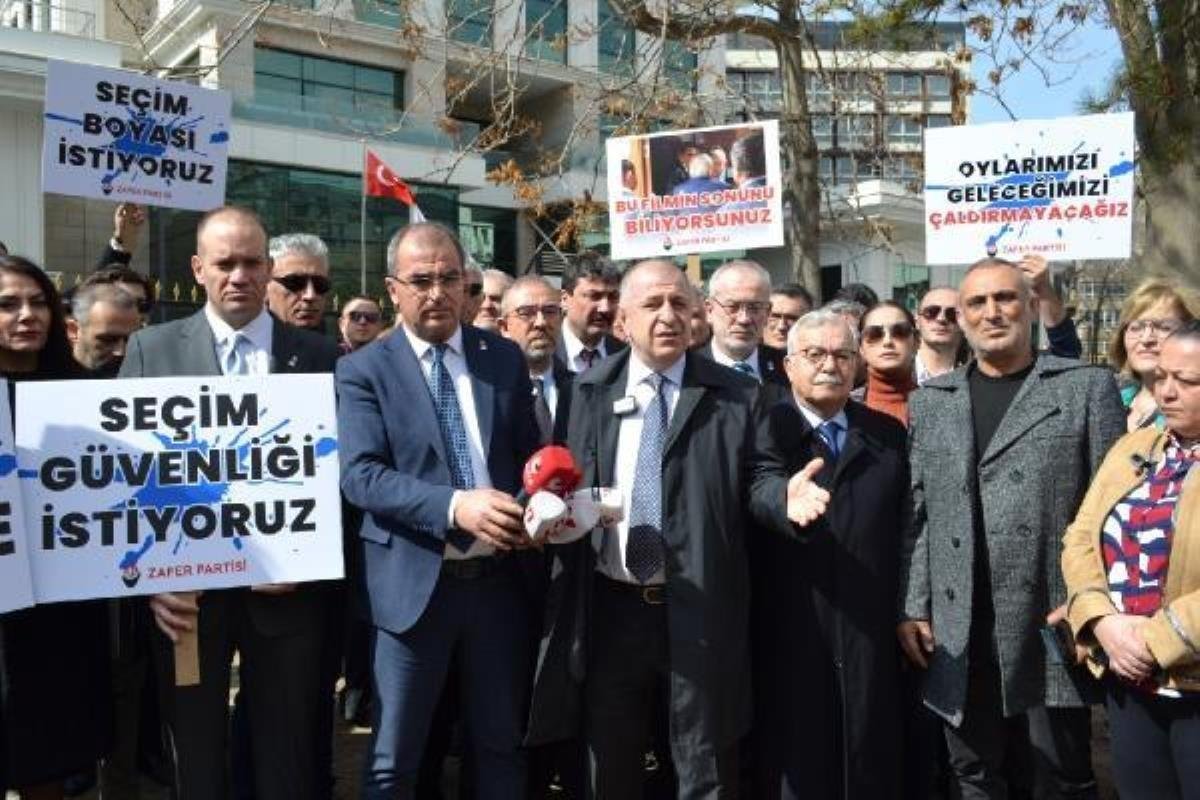 Ümit Özdağ, YSK Önünden Seslendi: “Parmak Boyası Bu Seçimde Kullanılana ve İthal Seçmen Açıklanana Kadar Her Gün Buradayız” Zafer Partisi Genel Başkanı Ümit Özdağ, seçim güvenliğinin sağlanması talebiyle