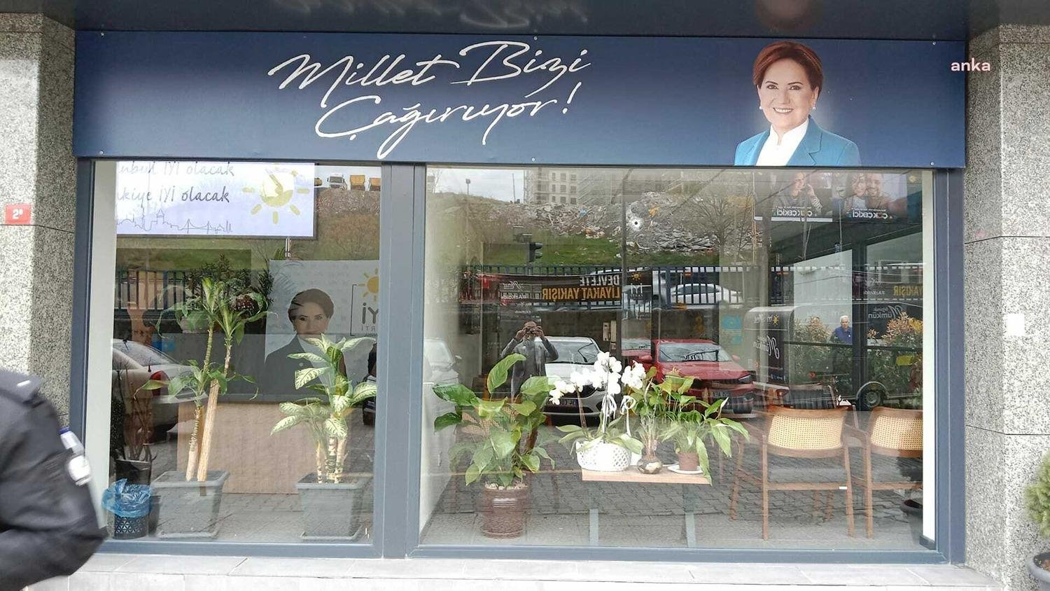 İYİ Parti İstanbul İl Başkanlığı binasına henüz kimliği belirlenemeyen kişi