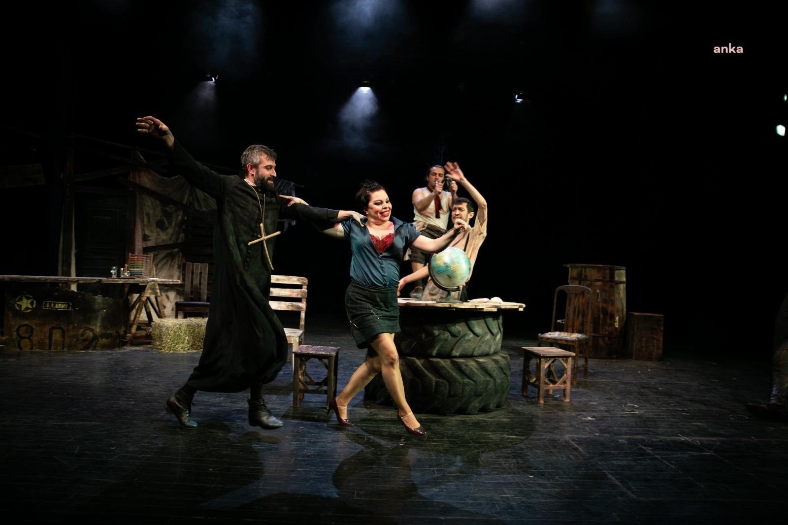 İzmir Şehir Tiyatroları “3 Nalla 1 At” İçin Perdelerini Açacak İzmir Büyükşehir Belediyesi Şehir Tiyatroları yedinci oyunu için "perde" diyecek.