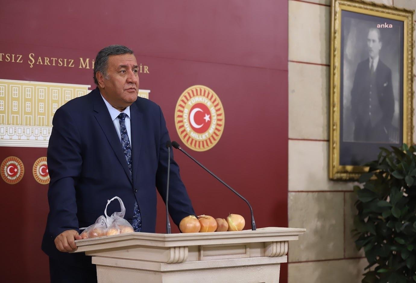 Ömer Fethi Gürer: “Soğanda, Patateste Mevcut Siyasi İktidar Sınıfta Kaldı” CHP Niğde Milletvekili Ömer Fethi Gürer, “Soğan üretiminde dünyada ilk