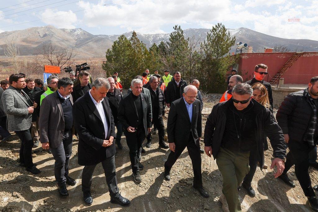 kilicdarogluna-kahramanmaras-ekinozunde-yurutulen-altyapi-calismalari-ile-ilgili-bilgi-veren-mansur-yavas-suyu-olmayan-beldelerde-hepsini-bizim-ekiplerimiz-yapiyorlar