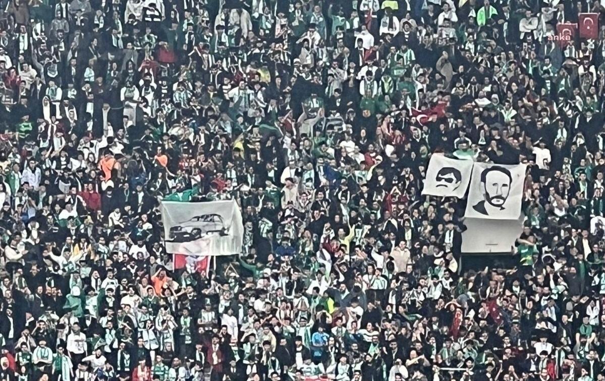 Bursaspor ve Amedspor arasındaki futbol müsabakası öncesinde saha içinde ve
